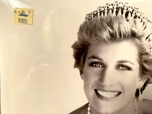 Calendario commemorativo Principessa Diana 1998, sigillato in fabbrica etichetta originale negozio - Foto 1 di 7