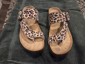 White Mountain flache Damen-Sandalen Leopardenmuster Riemen schwarz braun Größe 8 - Bild 1 von 4