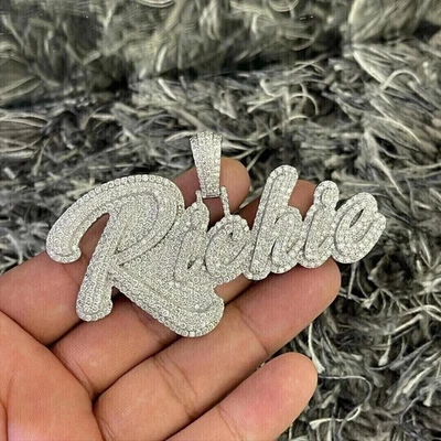 Colgante con nombre personalizado de moissanita real de corte redondo de 2 quilates enchapado en oro blanco de 14 quilates plateado Foto 1 de 4