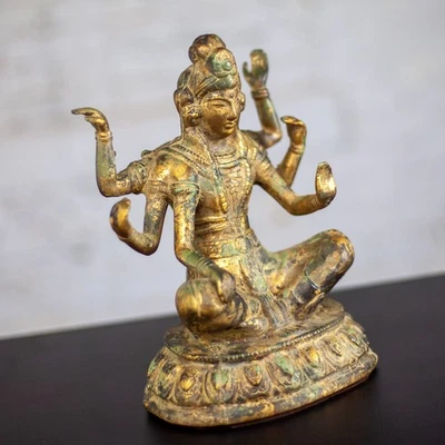 20 世纪亚洲镀金铸铁 6 支臂神瓦苏达拉佛教雕塑 — 第 1/4 张图片