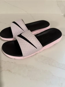 NIKE Womans Size 6 Benassi SOLARSOFT Slide Sandals 705475-602 Arctic Pink/Black - Picture 1 of 8