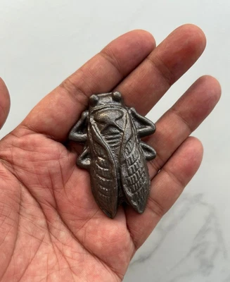 Ancienne poignée bouton d'armoire de tiroir de porte en forme d'insecte en... - Photo 1/4