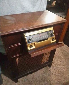 1940 Silverstone AM/FM radio - Picture 1 of 4