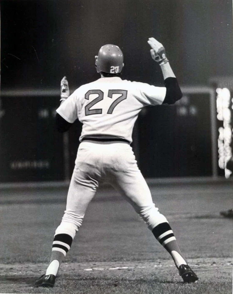 CARLTON FISK 8X10 PHOTO BOSTON RED SOX MLB BASEBALL PICTURE WORLD SERIES HR - Image 1 of 1