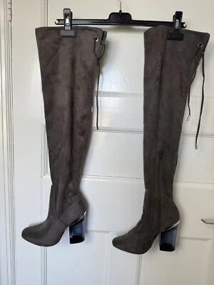 Botas Missguided Gris Imitación Gamuza Sobre la Rodilla con Tacón Bloque Transparente Talla UK 3 Foto 1 de 4