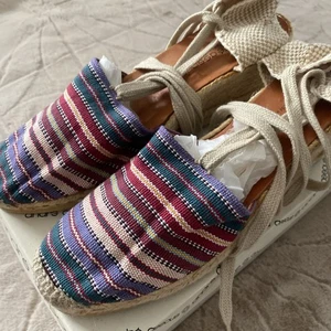 Vintage Andre Assous Espadrilles Größe 9,5 Cheri Aztekenmuster Mehrfarbig Krawatten Originalkarton - Bild 1 von 6