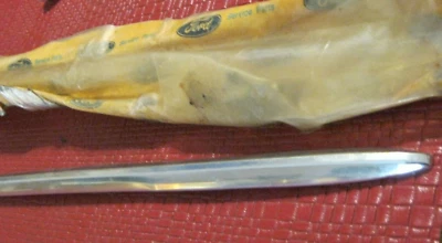 Nuevo de Lote Antiguo Ford Custom 500 1971-1972, Galaxie 500 Cuarto Derecho Panel Moldura Foto 1 de 4