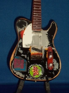 Miniature Guitar THE CLASH JOE STRUMMER GIFT Memorabilia FREE STAND - Imagen 1 de 5