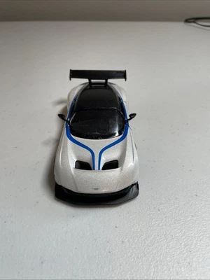 Aston Martin Vulcan Blanco Kinsmart Coche de Juguete Modelo Escala 1/38 Diecast Metal Nuevo Foto 1 de 4