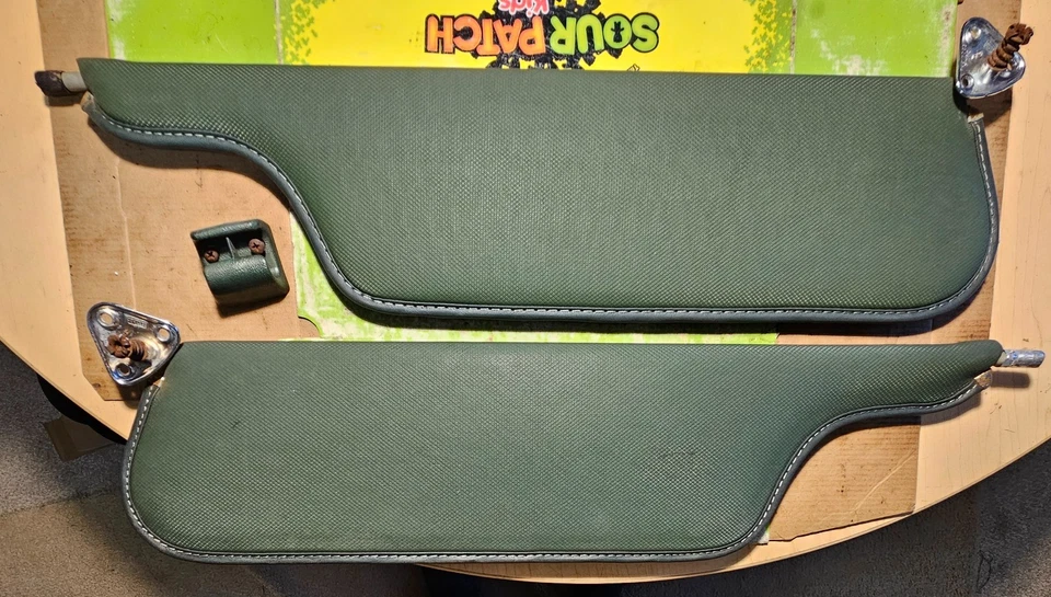 Parasoles originales Ford Ranchero 1973, 1974 clip central verde OEM Foto 1 de 4