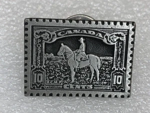 Prendedor de solapa sello postal de 10 centavos de peltre montado policía canadiense real de Canadá RCMP - Imagen 1 de 6