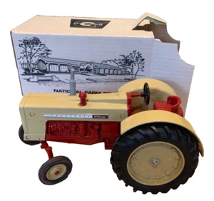 Ertl Cockshutt 570 Super Tractor NIB 1/16 Die Cast National Farm Toy Museum - Bild 1 von 19