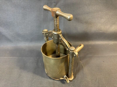 Ancien petit presse fruit ou viande de table en métal breveté SGDG début 20ème - Photo 1/4