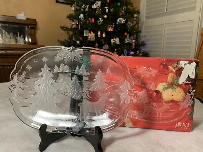 Bandeja para servir canapé vintage de vidrio Mikasa 10x7 MADERAS DE NAVIDAD: grabada en relieve Foto 1 de 4