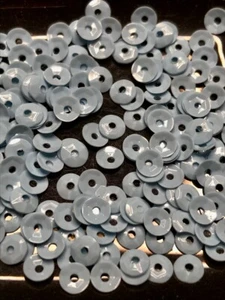 Sequins 4mm Dove Smoke Silver Grey Gloss 3/16in Round Flat Cup Choose Pack Size - Foto 1 di 1