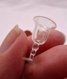 4er-Satz elegante Weingläser, Kunststoff, für Miniaturszenen, Puppenhäuser etc - Bild 1 von 2