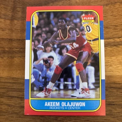 Tarjeta de novato 1986-87 Fleer Basketball #82 Akeem Olajuwon NBA Rockets Salón de la fama casi nueva Foto 1 de 3