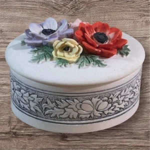 Vintage Handcast Design Porcelain Pill Box Trinket Box Floral - Picture 1 of 4