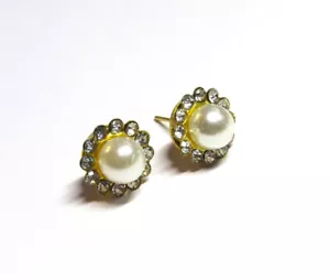 SMALL GOLD PLATED STUD EARRINGS WITH A LITTLE WHITE PEARL........SM0081 - Picture 1 of 1