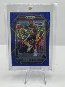 Magic Johnson Blue Shimmer Prizm 33/35 2022-23 Panini Prizm #276 LA Lakers - Foto 1 di 3