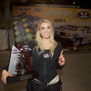 HERMOSA FOTO NHRA SUPERSTAR LIZZY MUSI 8X10 CON FRONTERAS - Imagen 1 de 1