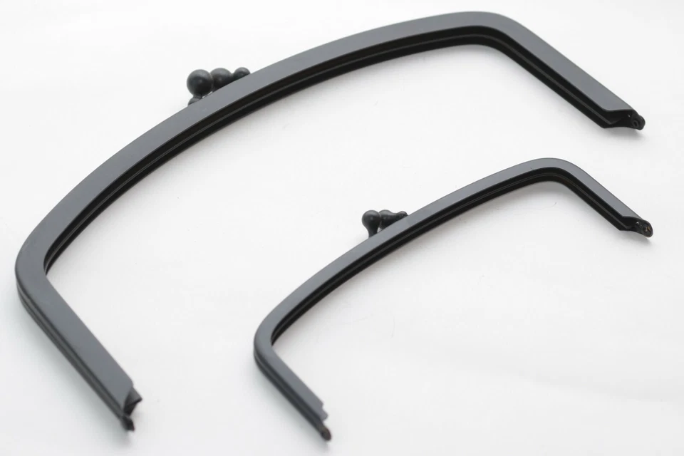 Set Taschenrahmen / Taschenbügel, 138 x 50 / 215 x 100 mm, Schwarz, 80er Jahre - Bild 1 von 1