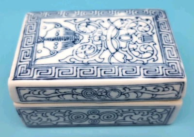 Antigua caja de escritura de tinta de eruditos chinos del siglo XIX porcelana azul y blanca Foto 1 de 4