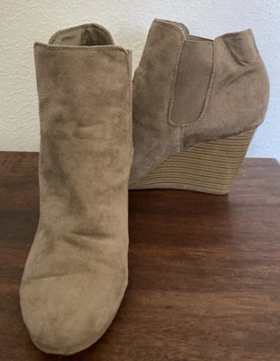 Sapatos de salto cunha camurça marrom bronzeado Target Merona feminino tamanho 7 slip on - Imagem 1 de 4