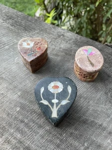 3 kleine Stein Schmuck/Ring Boxen aufwendige Ausschnitte Blumendeckel Herz/ovale Form - Bild 1 von 15