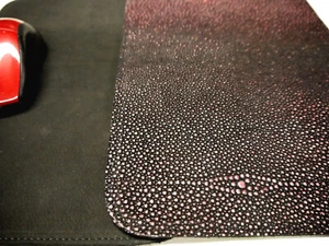 Stachelrochenleder Mauspad Made in USA schwarz/lila - Bild 1 von 4