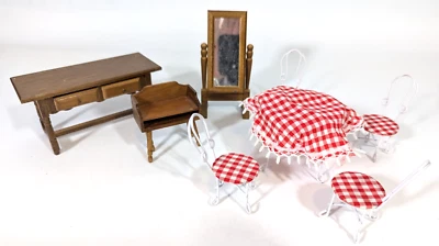 Surtido de muebles para casa de muñecas - Juego de café de metal, escritorio de madera, mesa auxiliar y espejo Foto 1 de 4