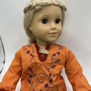American Girl Puppe Julie mit Halskette Outfit und Schuhen blonde Haare braune Augen - Bild 1 von 8