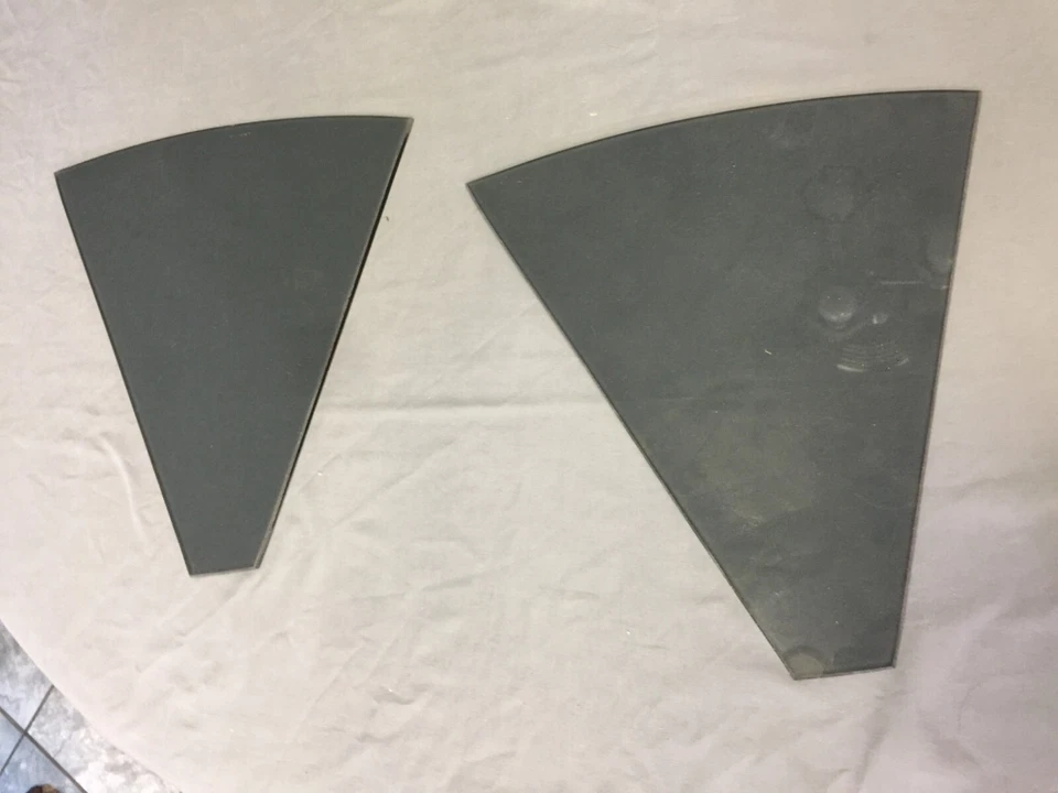 JUEGO DE 2 ESTANTES DE VIDRIO TINTADOS DE FORMA EXTRAÑA REDONDEADOS TRIANGULARES (D) Foto 1 de 4