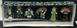 Juego de 6 adornos miniatura de madera decoración irlandesa día de San Patricio Dept 56 - Imagen 1 de 16