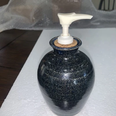 "Dispensador de loción de jabón de cerámica Turn & Burn bomba de 6"" Seagrove NC 1992 Blackmon LRB" Foto 1 de 4