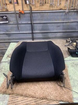 Grand Vitara 2006-2008 paso delantero derecho. Conjunto de respaldo de asiento lateral Foto 1 de 4