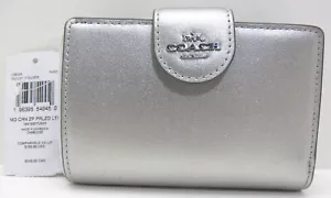 NUEVO Auténtico COACH Pestaña Media Cremallera Esquina Cuero Perlado CW528 Plateado Claro - Imagen 1 de 7