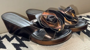 DONALD PLINER women's Italian leather metallic flower wedges size 7.5 - Picture 1 of 15