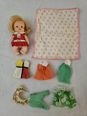 Muñeca bebé Uneeda Pee Wee 1965 hecha en Hong Kong paquete de ropa de 3" Foto 1 de 4