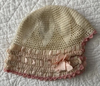 Antiguo gorro de ganchillo para bebé/niño pequeño con cinta de satén rosa Foto 1 de 4