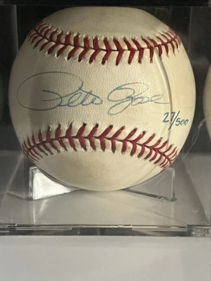 Tarjeta de béisbol autografiada por Pete Rose con soporte de pelota auténtico Foto 1 de 3