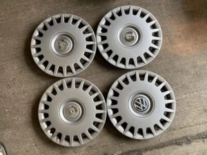 4x VW RADKAPPEN FELGENKAPPEN RADZIERBLENDEN 15 ZOLL SILBER GEBRAUCHT 1J0601147H! - Bild 1 von 7