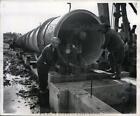 1950 photo de presse tuyau d'eau salée 60 pouces pour raffinerie de pétrole d'Angleterre - ney13339
