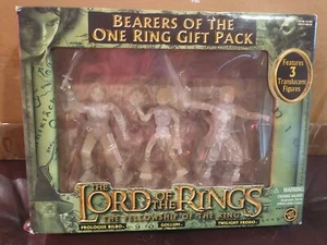 ToyBiz LOTR Portatori dell'Unico Anello Confezione Regalo FOTR Bilbo, Gollum, Frodo Trasparente - Foto 1 di 12