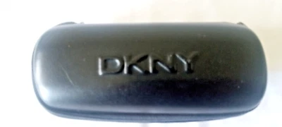 Estuche para Anteojos DKNY Semi Duro con Apertura de Cremallera Negro con Logo 6.5" x 3" x 1.5" Foto 1 de 3