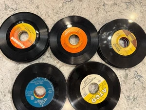 Lot 7 - 50 Vintage 45 RPM Records – Mixed Genres – Rock, Pop, Country, R&B - Picture 1 of 6