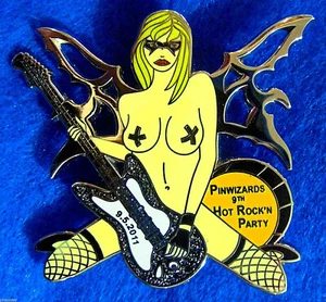 HARD ROCK 'N PARTY BLONDER MASKIERTER ENGEL SCHMETTERLING CAFE GIRL #1 HRC ANSTECKNADEL ZAUBERER LE - Bild 1 von 1
