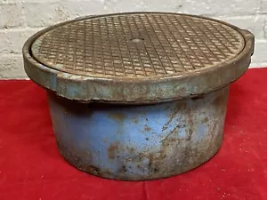Carcasa y tapa de limpieza de drenaje de hierro vintage con PINTURA AZUL ASESINA reutilización envejecida - Imagen 1 de 9