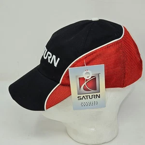 NUEVO CON ETIQUETAS SATURN AUTO OFICIAL LICENCIA GM GORRA AJUSTABLE SOMBRERO MALLA ESPALDA ROJO NEGRO - Imagen 1 de 7