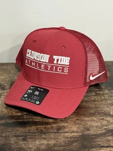 NCAA Alabama Marea Carmesí Atletismo Nike Rise Estructurado Camionero Gorra Sombrero M/L Nuevo con Etiquetas - Imagen 1 de 8